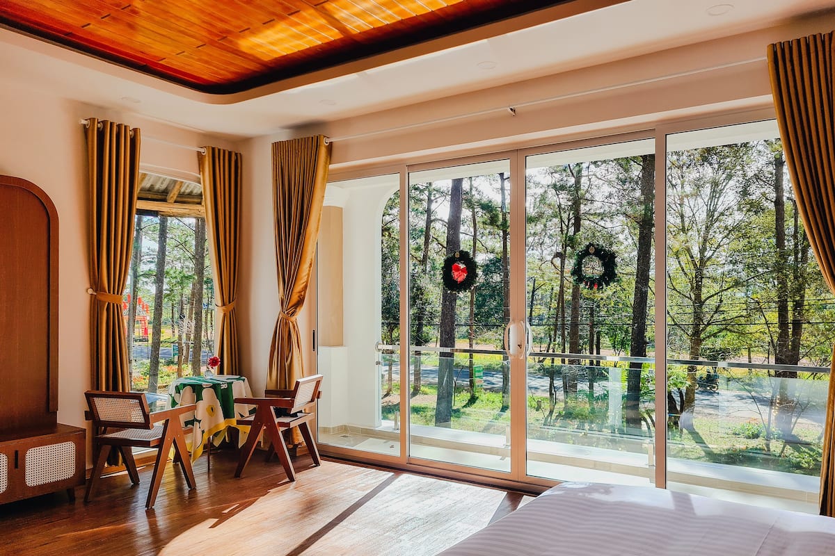Standaard tweepersoonskamer, 1 kingsize bed, uitzicht op tuin, aan tuin | Luxe beddengoed, pillowtop-bedden, een bureau, een laptopwerkplek
