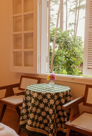 Chambre Double Standard, 1 grand lit, vue jardin, côté jardin | Literie de qualité supérieure, surmatelas, décoration personnalisée