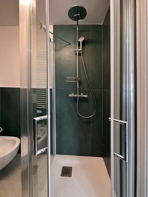 Bruser, hårtørrer, bidet, håndklæder