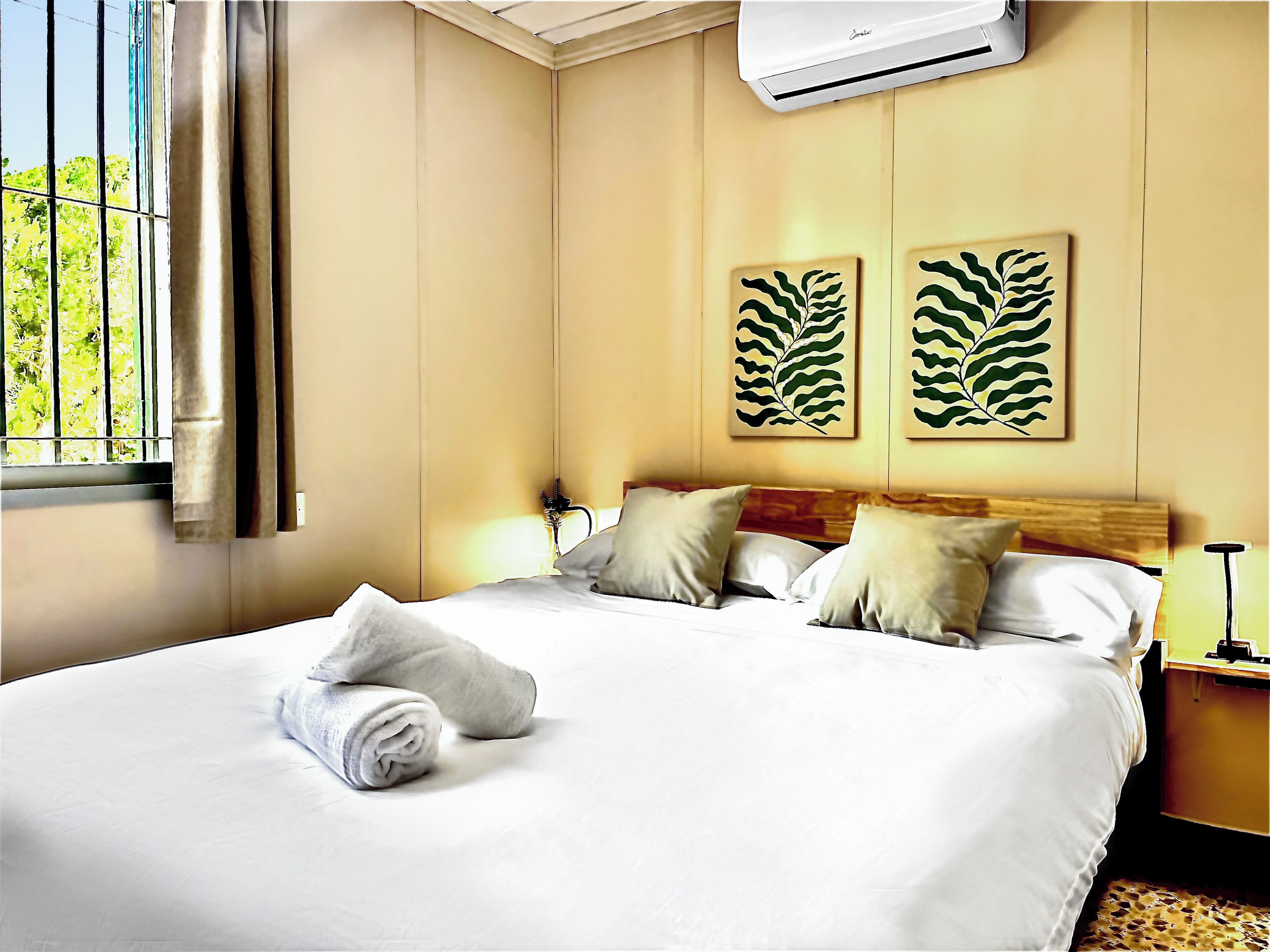 8 slaapkamers, een kluis op de kamer, een bureau