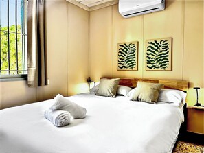 8 عدّة غرف نوم وخزنة داخل الغرفة ومكتب ومكواة/لوح كي