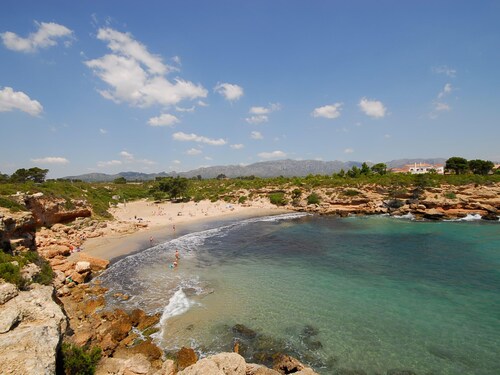 Charming 3-Bedroom House Near Port Calafat Beach, Terrace & BBQ, Perfect for Families