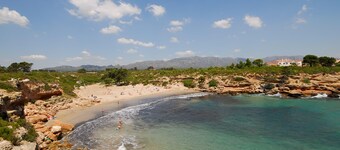 Charming 3-Bedroom House Near Port Calafat Beach, Terrace & BBQ, Perfect for Families