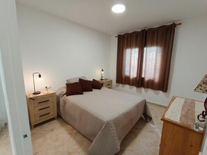 3 bedrooms, free WiFi, bed sheets - Charming 3-Bedroom House Near Port Calafat Beach, Terrace & BBQ, Perfect for Families (L'Ametlla de Mar)