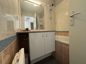 Bathroom - Apartment in La Rochelle - Sleeps 4 with Parking (La Rochelle)