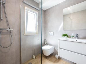 Shower, hair dryer, towels - Villa Altura Dreams with pool! (Altura)