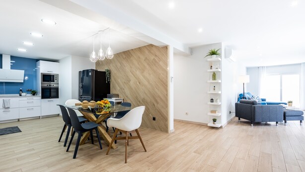 Un appartement moderne comprenant une cuisine, un coin repas et un salon.