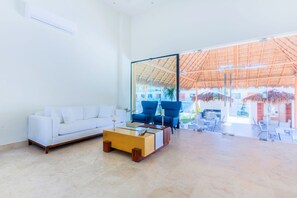 Leilighet – premium, bassengutsikt | Oppholdsområde | En 32-tommers TV med kabel-kanaler