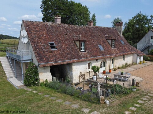 Authentic house with pool, fireplace, and golf in the Perche