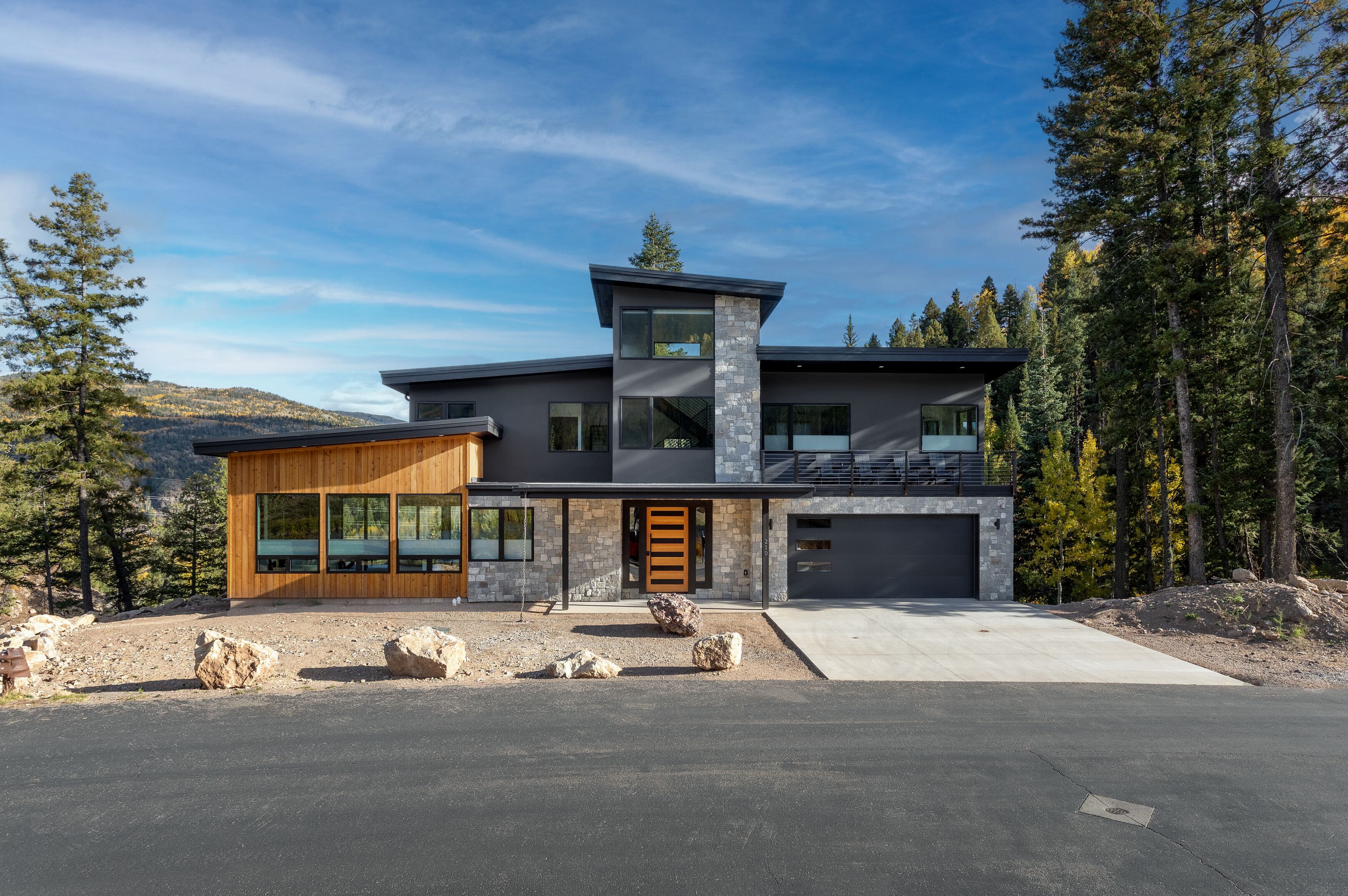 New Lake Front Home Across from Purgatory - Multiple Decks, Views & Ping Pong