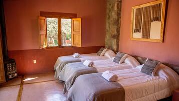Ropa de cama de alta calidad y caja de seguridad en la habitación