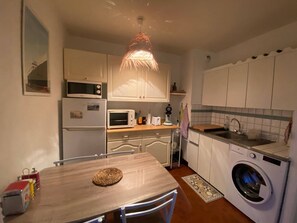 Køleskab, mikrobølgeovn, kogeplade