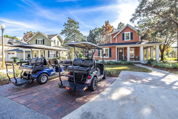 A residential area with two golf carts parked in front of houses. - 1282 Laurel Grove 3 Bedroom Home by RedAwning (Miramar Beach)