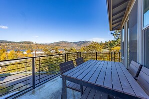 Property grounds - Bluff View 3 Bedroom Home by RedAwning (Hood River)