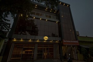 A building with a sign for 'Om Pushp Residency' and a 'Itsy' logo. - Itsy Hotels Om Pushp Residency (Mathura)