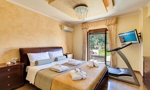 4 室のベッドルーム、セーフティボックス (室内)、デスク、アイロン / アイロン台