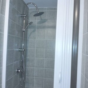 Shower, hair dryer, bidet, towels - Clara's house vacation home (Napoli)