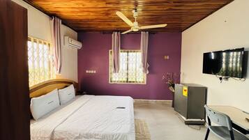 Basic Single Room, 1 Queen Bed, Ensuite | Desk, laptop workspace, soundproofing, iron/ironing board