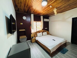 Habitación individual Deluxe, 1 cama Queen size, baño en la habitación, vista al océano | Escritorio, espacio para trabajar con laptop y insonorización 