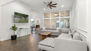 TV connectée, baby-foot, table de tennis de table, livres