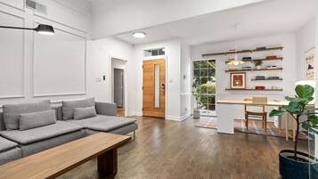 TV connectée, baby-foot, table de tennis de table, livres