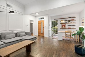 Smart TV, table football, ping pong, books - King Bed Pool, Game Room, Minutes to Stadiums (Grand Prairie)