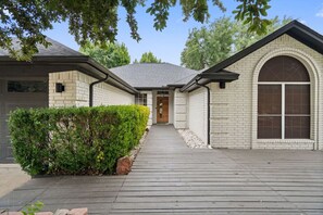 Exterior - King Bed Pool, Game Room, Minutes to Stadiums (Grand Prairie)