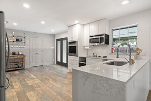 Fridge, microwave, oven, stovetop - King Bed Pool, Game Room, Minutes to Stadiums (Grand Prairie)