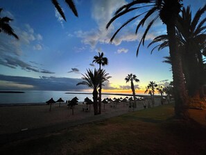 Ligstoelen aan het strand, strandlakens