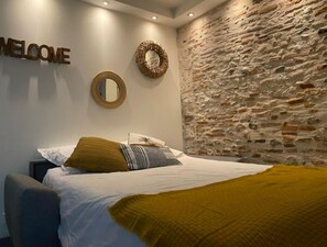1 bedroom, desk, WiFi, bed sheets