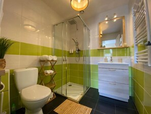 Towels, soap, shampoo, toilet paper - Appartement en Rez-de-chaussée Avec Parking Privé (Castres)