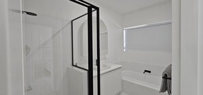 Een douche, handdoeken
