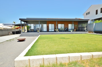 The Crab Shack - Kalbarri Accommodation Service - Large spacious front yard with lots of secure parking behind Gates.