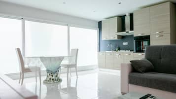 Een televisie en een tafeltennistafel