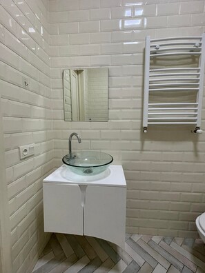 Douche, séchoir à cheveux, serviettes fournies, savon