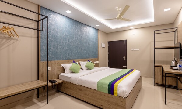 Standard Room | In-room safe, desk, iron/ironing board - Treebo Sreepathi Prayag, Guruvayur Temple (Chavakkad)
