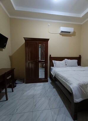 Standard Double Room | Laptop workspace, free WiFi, bed sheets