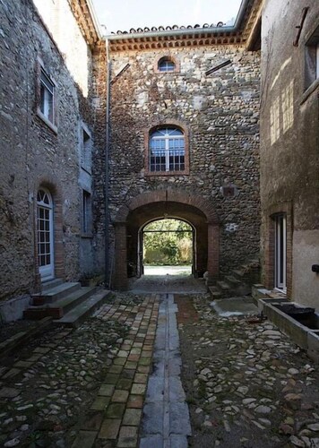  mas du gres 550 M2, jardin 4000m2, près ts. services/Vastes jacuzzi et piscine.