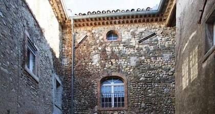 mas du gres 550 M2, jardin 4000m2, prĂšs ts. services/Vastes jacuzzi et piscine.