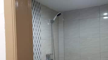 Chambre Double Deluxe | Salle de bain | Douche, serviettes fournies
