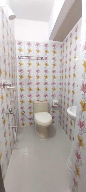 Shower, rainfall showerhead, slippers, towels - Hotel Prime Inn Mirpur 10 (Dhaka)