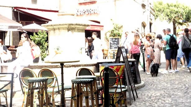 Outdoor seating with bamboo chairs and tables, a cobblestone street, and a crowd of people. - Augustins Fountain Studio AIX Centre Historique à 3 Minutes de Cours Mirabeau (Aix-en-Provence)