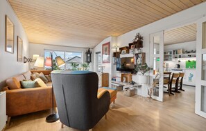 Smart TV, fireplace - Lovely home in Faxe Ladeplads with WiFi (Faxe Ladeplads)