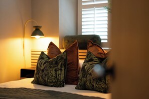 1 bedroom, iron/ironing board, WiFi, bed sheets - Ambleside Gem: Parking, Balcony, Scenic Views (Ambleside)