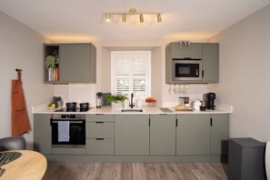 Refrigerador, microondas, horno, placa de cocina