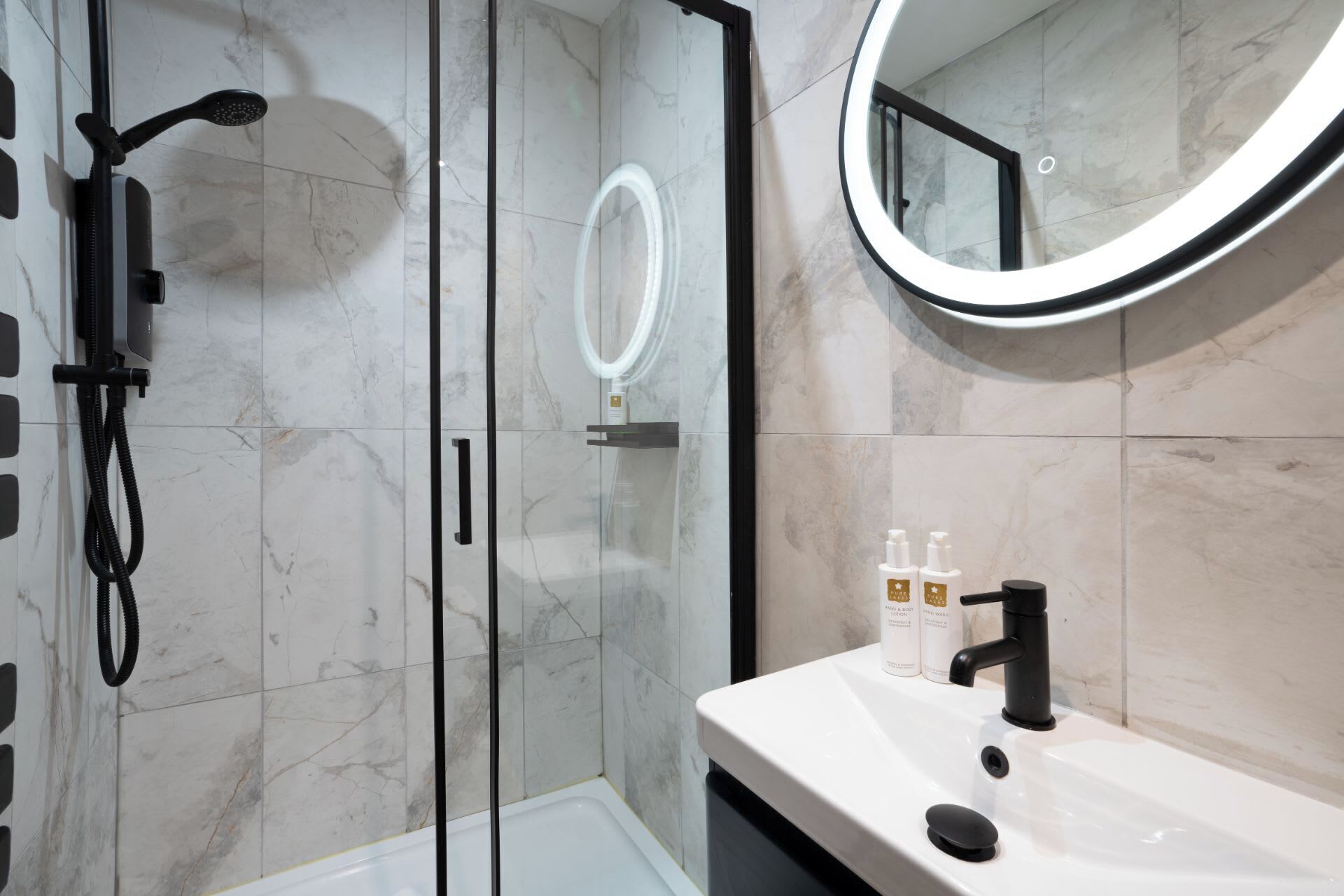 Chuveiro, secador de cabelo, toalhas de banho 