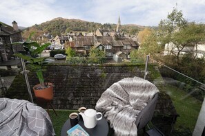 Outdoor dining - Ambleside Gem: Parking, Balcony, Scenic Views (Ambleside)