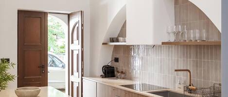 Micro-ondes, four, plaque de cuisson, lave-vaisselle