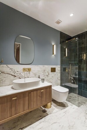 Dusche, Haartrockner, Handtücher, Toilettenpapier