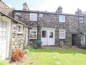 A stone house with a small garden, a door, and a window. - Fell View (Ambleside)